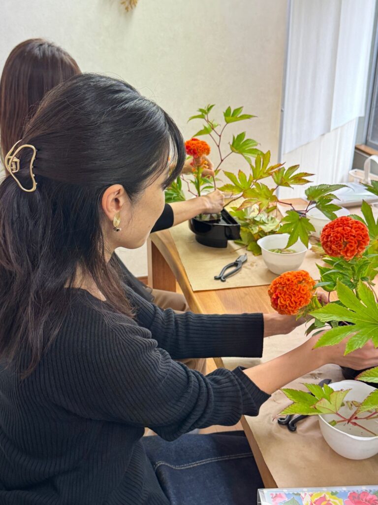 鶏頭をいける受講者の様子