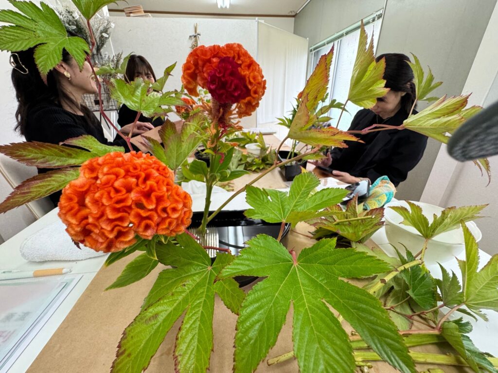 紅葉木苺と鶏頭のいけばな