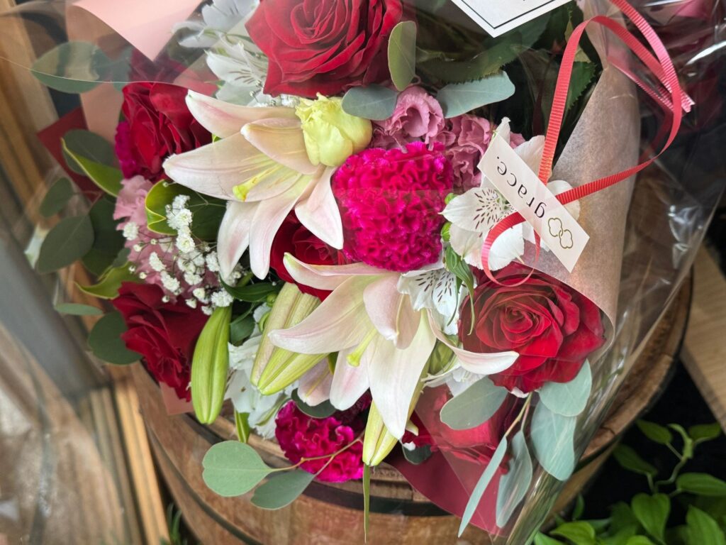 ケイトウとユリの記念日の花束